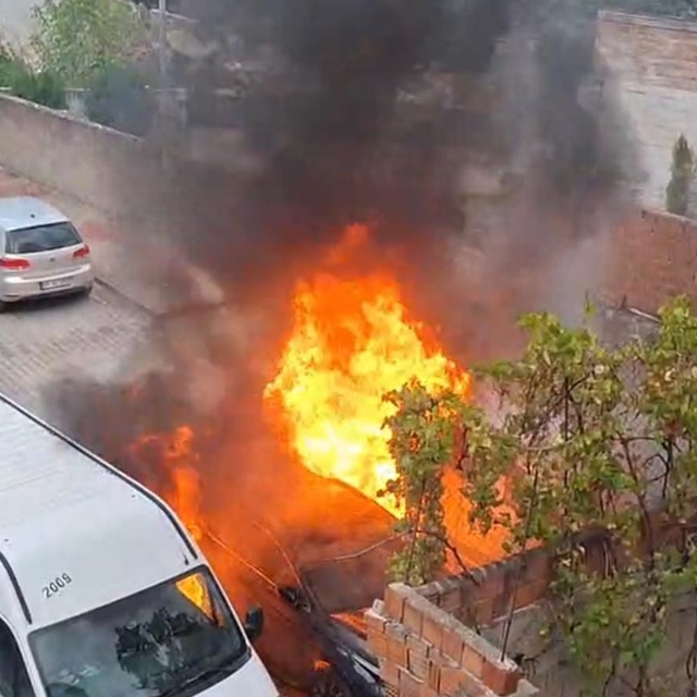 Bursa'da park halindeki 3 araç çıkan yangında zarar gördü