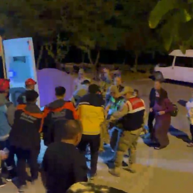 Kayalıklardan düştü, 1,5 saat sedye ile taşınarak hastaneye ulaştırıldı