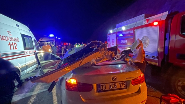 Mersin'de park halindeki tıra çarpan otomobildeki 1 kişi öldü, 1 kişi yaralandı