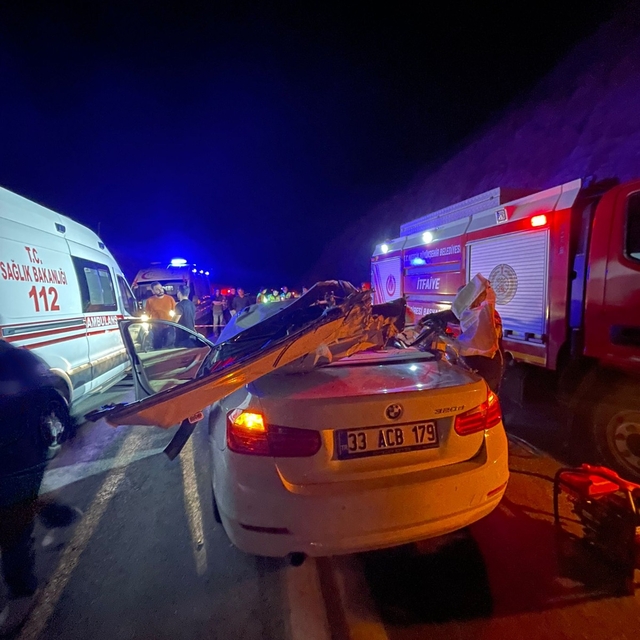 Mersin'de park halindeki tıra çarpan otomobildeki 1 kişi öldü, 1 kişi yaral...