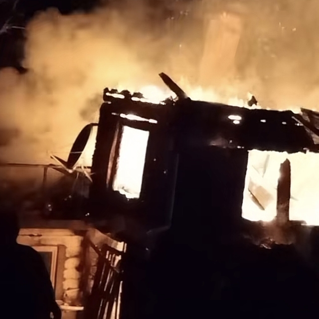 Bartın'da 2 katlı ahşap ev yandı