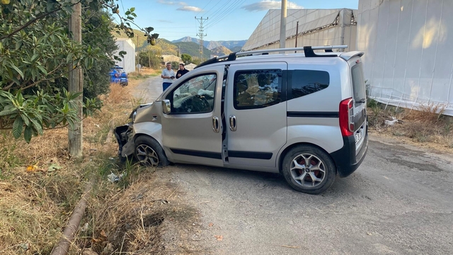 Mersin'de ağaca çarpan hafif ticari araçtaki 1 kişi yaralandı