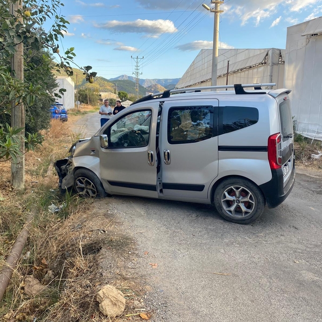 Mersin'de ağaca çarpan hafif ticari araçtaki 1 kişi yaralandı