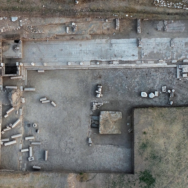 Metropolis'te ticaretin kalbi olduğu değerlendirilen 1800 yıllık agora bulu...