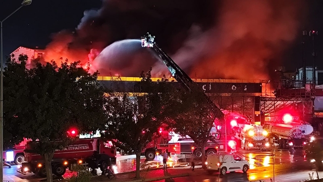 Şanlıurfa'da iş yeri yangını; çatının bir bölümü çöktü