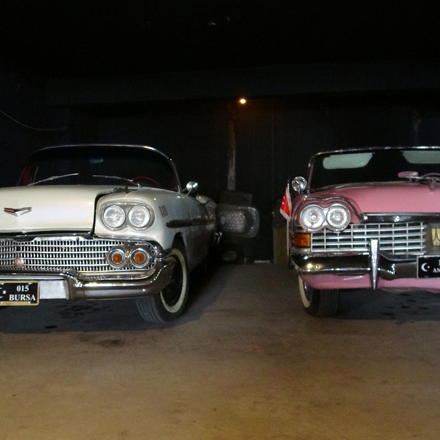 30 yıl yaşadığı Amerika'dan getirdiği klasik otomobillere özenle bakıyor; g...