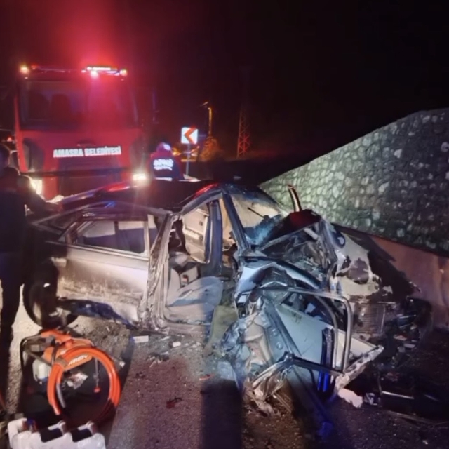 Otomobil, bariyerlere çarptı; baba ile 3 çocuğu yaralandı