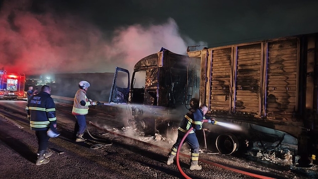 Erzin'de seyir halindeki tırda çıkan yangın söndürüldü