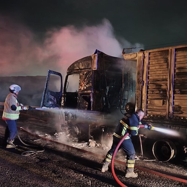 Erzin'de seyir halindeki tırda çıkan yangın söndürüldü
