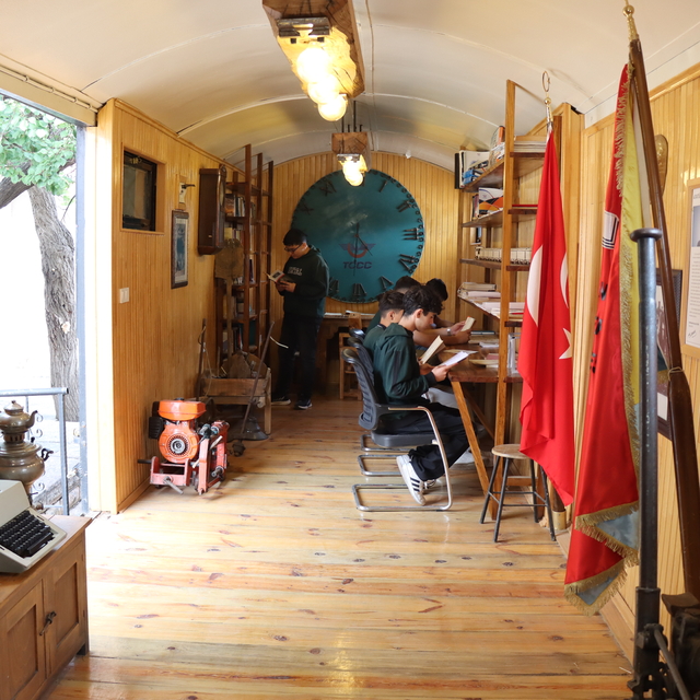 Tarihi gardaki "vagon kütüphane ve müze" tarih ve bilgiyle dolu