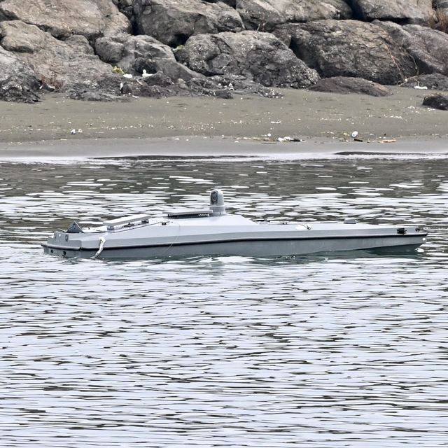 Trabzon'da balıkçılar tarafından bulunan insansız deniz aracı kontrollü şek...