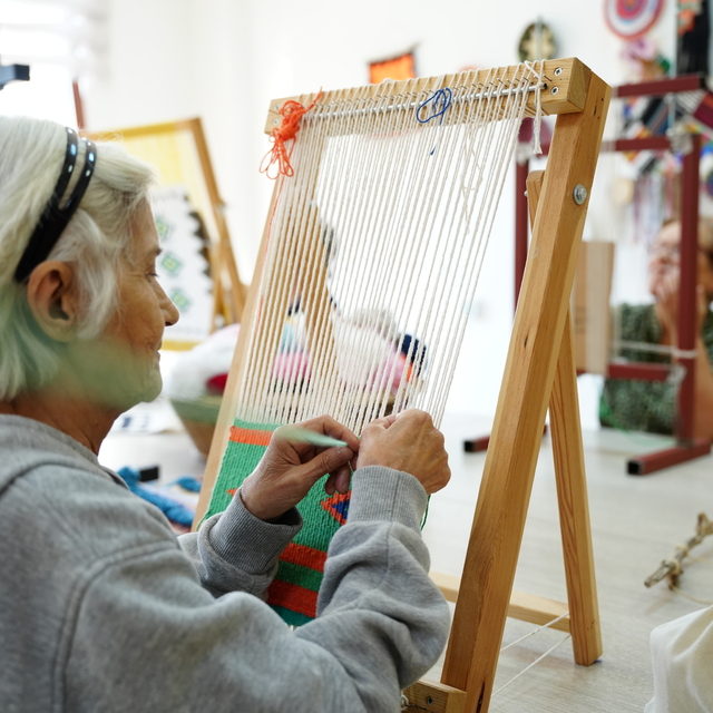 İkinci baharlarında dokuma atölyesinde beceri kazanıp dostluklar kuruyorlar
