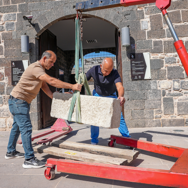 Diyarbakır'da inşaatta iş makinesinin kepçesine takılan mezar kapağı incele...