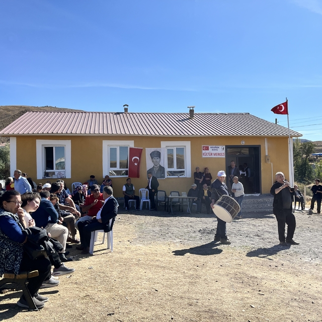 Eski okul binasını 'el birliği' ile restore edip, sosyal alana dönüştürdüle...