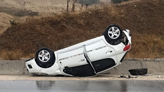 Bilecik'te devrilen otomobildeki 2 kişi yaralandı