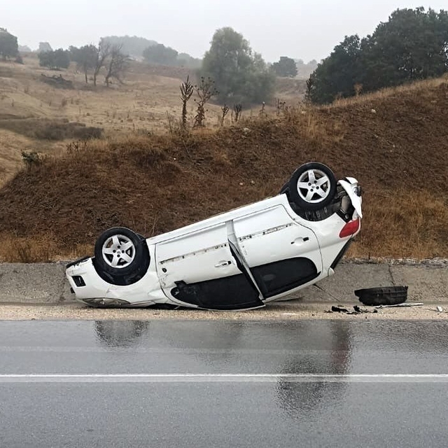Bilecik'te devrilen otomobildeki 2 kişi yaralandı