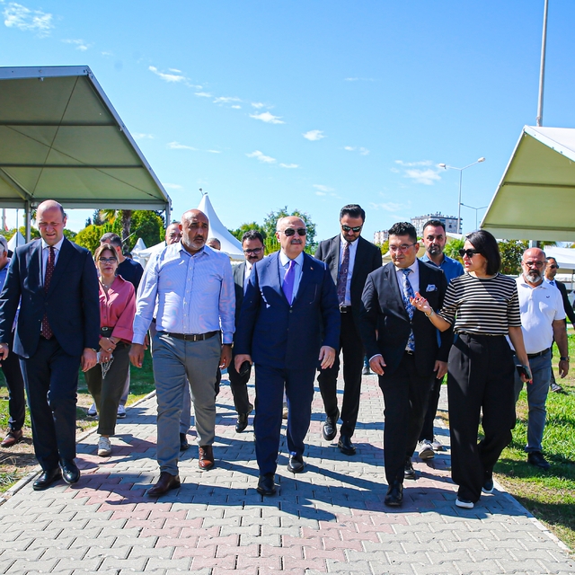 Adana Valisi Köşger, Lezzet Festivali'nin düzenleneceği alandaki hazırlıkla...