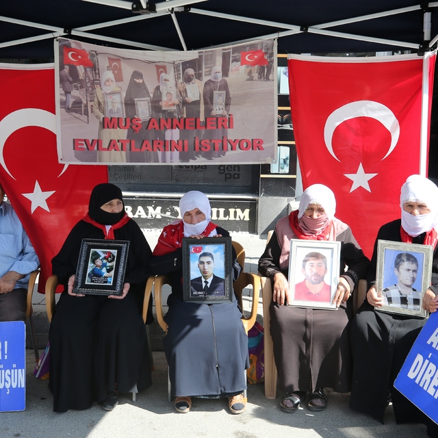 Muş'ta evlatlarına kavuşmak isteyen aileler, DEM Parti önündeki eylemlerini...