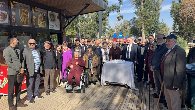 Edirne'de huzurevi sakinleri düzenlenen programda bir araya geldi