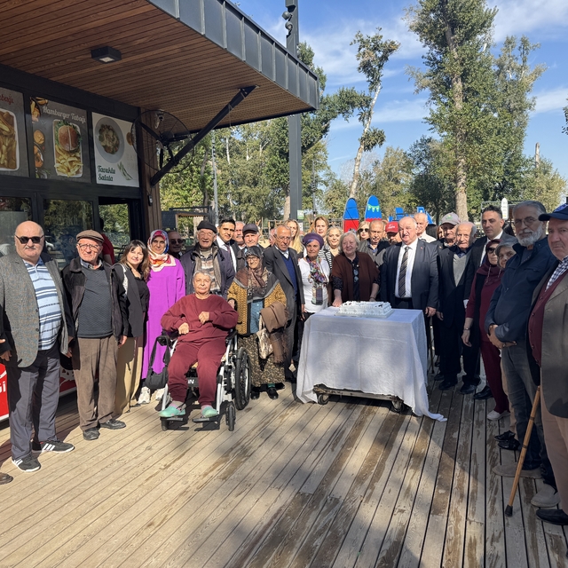 Edirne'de huzurevi sakinleri düzenlenen programda bir araya geldi