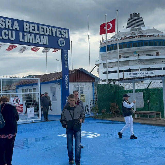 "Astoria Grande" kruvaziyeri Rusya'dan 940 yolcusuyla Amasra'ya geldi