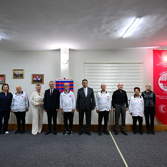 Kırklareli'nde huzurevi sakinleri ile protokol üyeleri bocce maçı yaptı