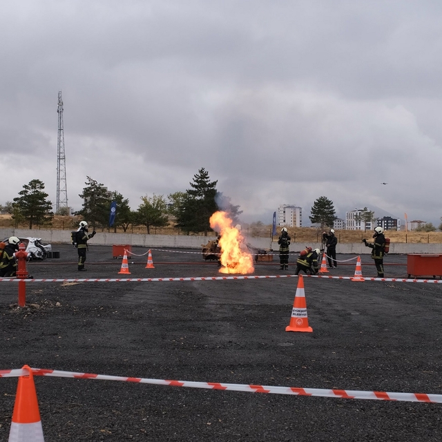 Kayseri'de "Lityum İyon Batarya Yangınlarını Söndürme Tatbikatı" yapıldı