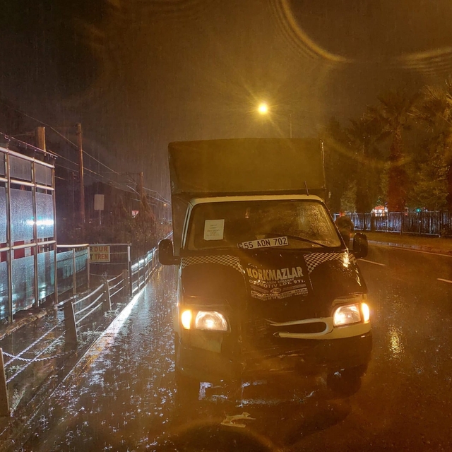 Elif Naz ve Rabia'ya evlerine dönerken kamyonet çarpmış