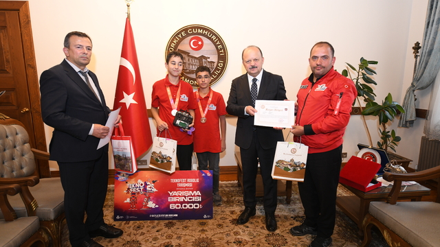 TEKNOFEST 2025'te dereceye giren öğrencilerden Vali Dallı'ya ziyaret