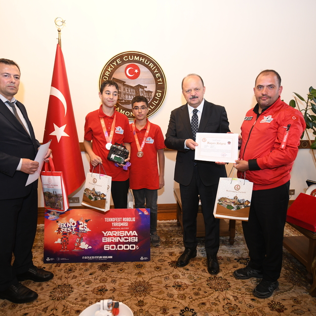 TEKNOFEST 2025'te dereceye giren öğrencilerden Vali Dallı'ya ziyaret