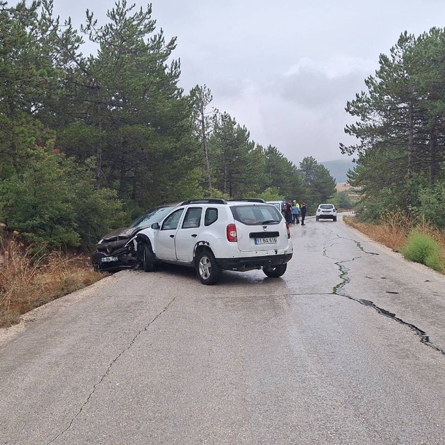 Bilecik'te 2 otomobilin çarpıştığı kazada 3 kişi yaralandı