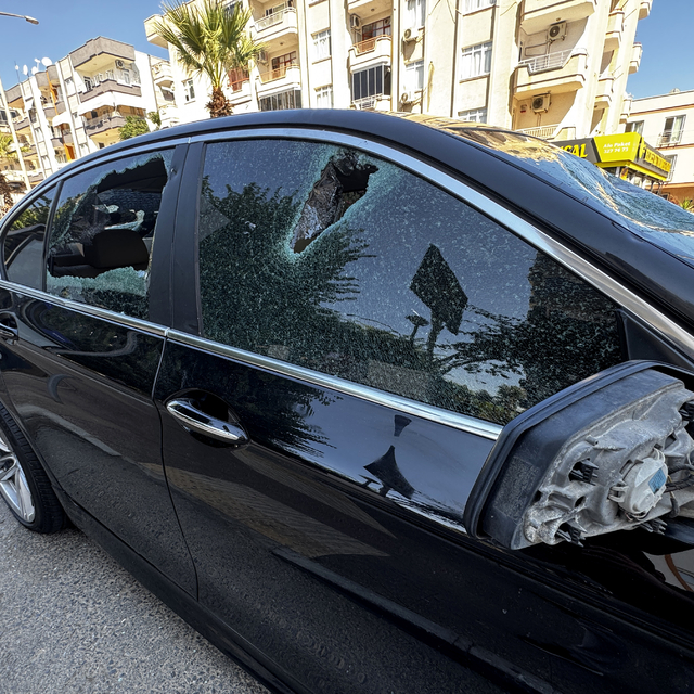 Mersin'de tartıştıkları kişilerin otomobillerine zarar veren 5 şüpheli yaka...
