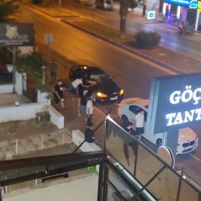 Sopa ve demirlerle otomobillere zarar verdiler; 5 gözaltı