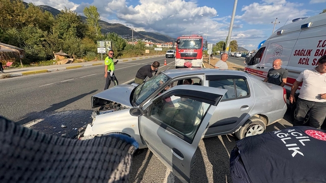 Balıkesir'de otomobilin kamyonla çarpıştığı kazada 1 kişi öldü