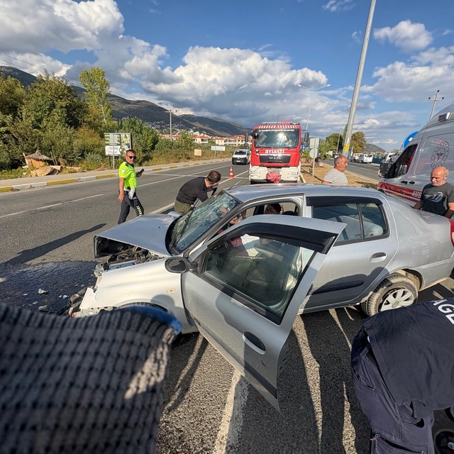 Balıkesir'de otomobilin kamyonla çarpıştığı kazada 1 kişi öldü