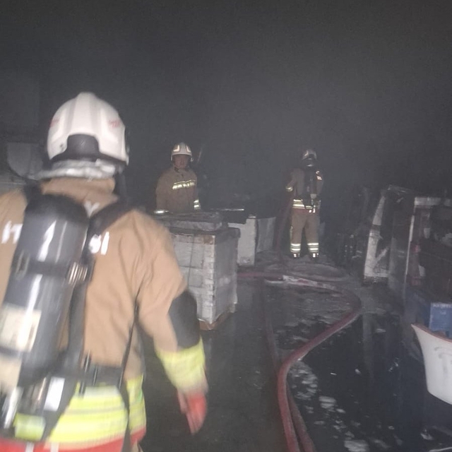 Antakya'da depoda çıkan yangın söndürüldü