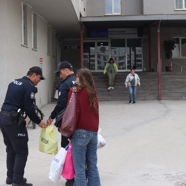 Erzurum'da polis, taşınan üniversite öğrencisinin eşyalarının taşınmasına a...