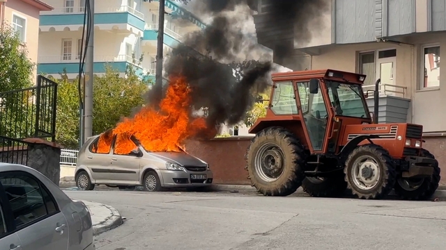 Çorum'da bir kadın dini nikahla birlikte yaşadığı kişinin otomobilini ateşe verdi