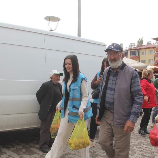 Zara'da üniversite öğrencilerinden "Yalnız Değilsin" projesi
