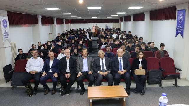 Talim Terbiye Kurulu Üyesi Öztürk, lise öğrencileriyle bir araya geldi