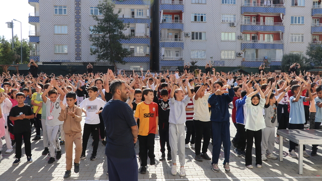 Siirt'te 1600 öğrenci aynı anda spor yaptı