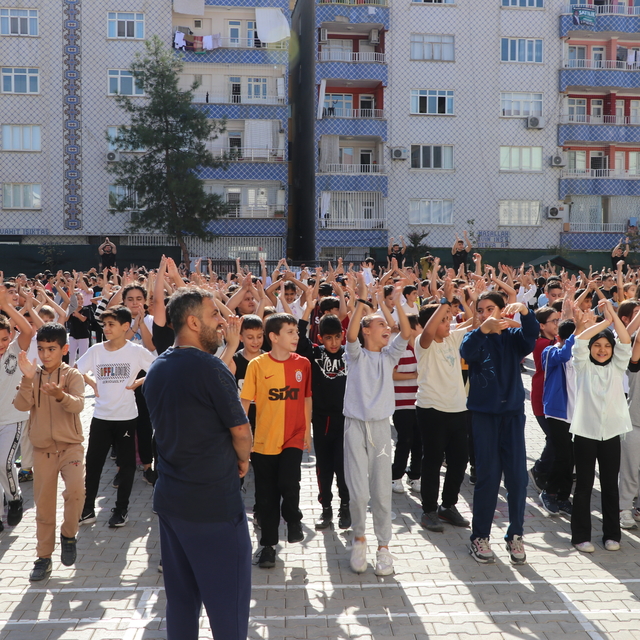 Siirt'te 1600 öğrenci aynı anda spor yaptı