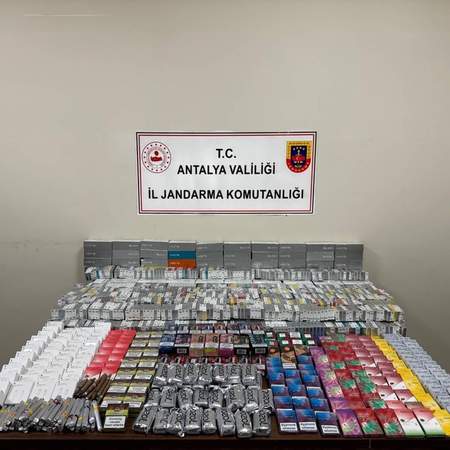 Kemer'de kaçak tütün ve sigara ele geçirildi