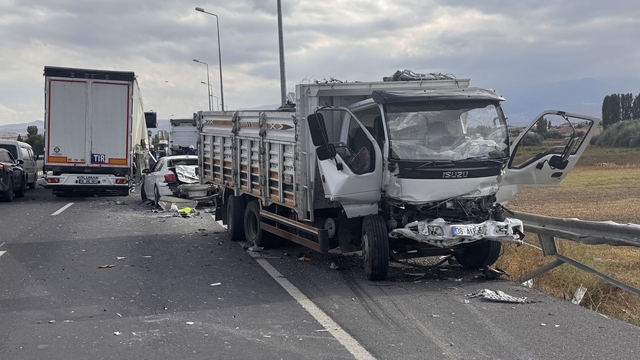 Kayseri'de zincirleme trafik kazasında 3 kişi yaralandı