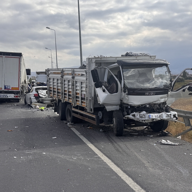 Kayseri'de zincirleme trafik kazasında 3 kişi yaralandı