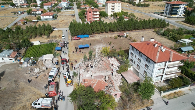 Ankara'nın Çubuk ilçesinde deprem riski nedeniyle boşaltılan 4 katlı bina çöktü