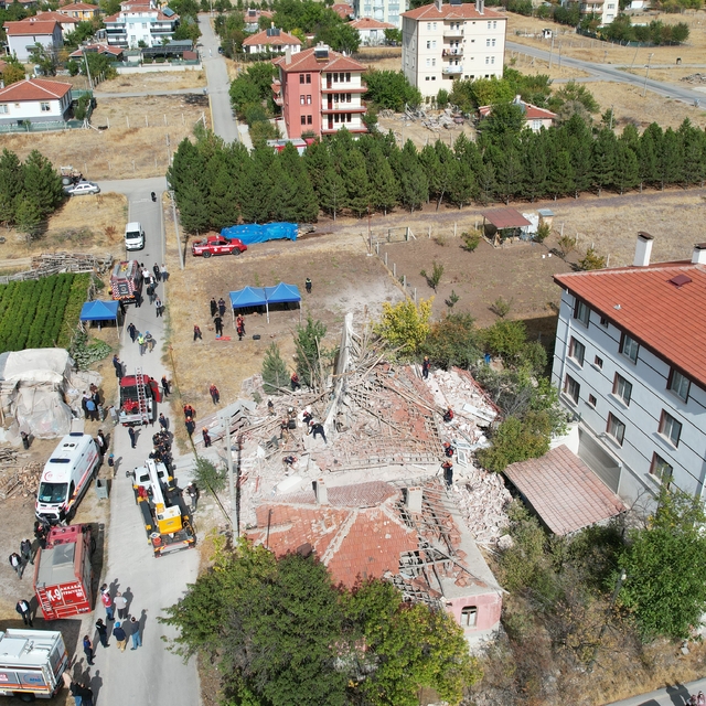 Ankara'nın Çubuk ilçesinde deprem riski nedeniyle boşaltılan 4 katlı bina ç...