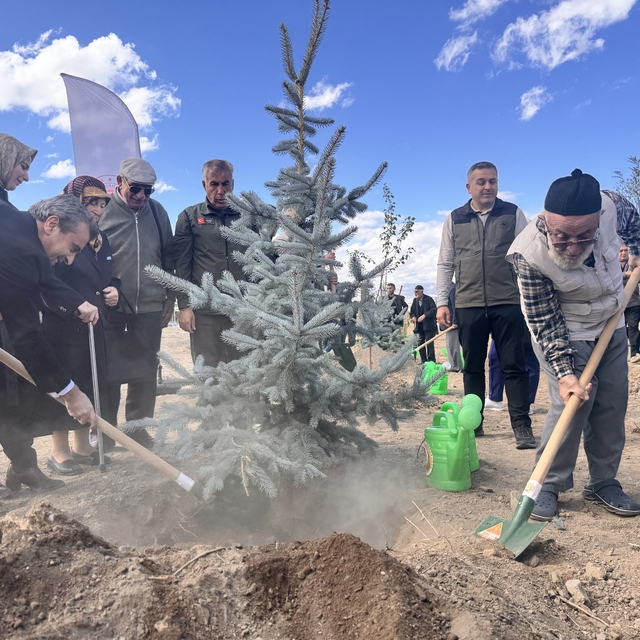 Erzurum'da sağlık çalışanları ve yaşlılar fidan dikti