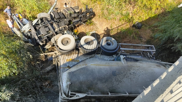 Kırklareli'nde köprüden dereye düşen tırın sürücüsü yaralandı