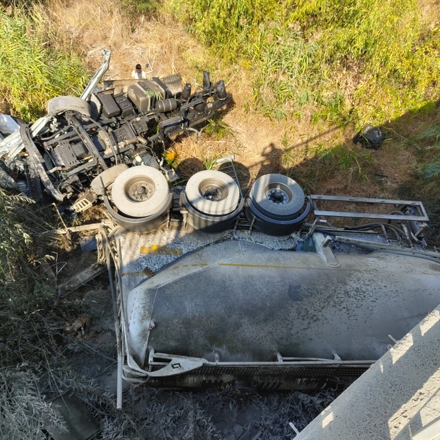 Kırklareli'nde köprüden dereye düşen tırın sürücüsü yaralandı